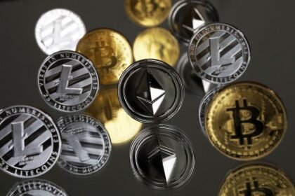 Altcoin vs Bitcoin Investment Comparison